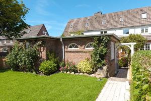 a brick house with a yard with green grass at Buhne 44 in List