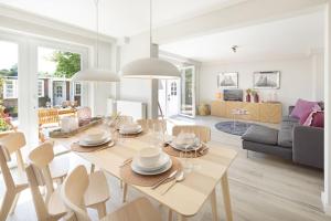 a dining room and living room with a table and chairs at Buhne 44 in List