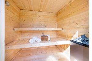 a wooden sauna with a pot and towels in it at Buhne 44 in List