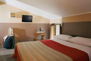 Säng eller sängar i ett rum på Hotel Properzio