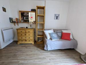 - un salon avec un canapé et une commode dans l'établissement studio terrasse de charme près des pistes, à Bernex