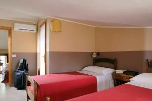 Kama o mga kama sa kuwarto sa Hotel Properzio