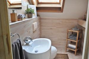 a bathroom with a sink and a toilet at Ferienwohnung am Park FeWo2 in Gotha