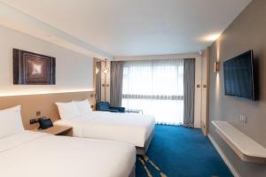 Voodi või voodid majutusasutuse Holiday Inn Golden Mile by IHG toas