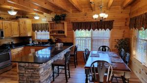 O bucătărie sau chicinetă la Smoky Heights Overlook, Luxury Log Cabin, Mountain & City Views +71 fotografii