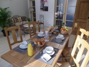 Haute-GoulaineにあるLe Logis De Saint-Martinの木製テーブル(朝食用食品、ジュース付)