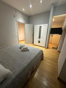 Un dormitorio con una cama con dos toallas encima. en Cerri apartment, en Roma