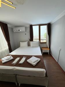 A bed or beds in a room at Tavra hotel Még 37 kép