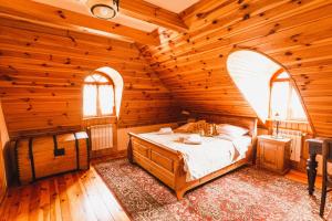 SarnakiにあるDwór Zaścianekの木製の部屋にベッド1台が備わるベッドルーム1室があります。
