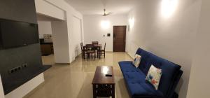 TV a/nebo společenská místnost v ubytování 2bhk cozy apt near baina beach