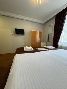 A television and/or entertainment centre at Tavra hotel