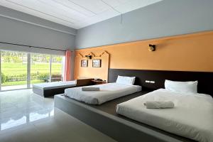 Postel nebo postele na pokoji v ubytování Arawan Beach Resort Krabi
