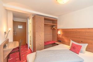 Postel nebo postele na pokoji v ubytování Hotel Alpensonne