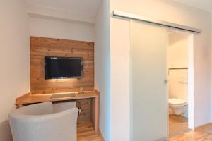 TV a/nebo společenská místnost v ubytování Hotel Alpensonne