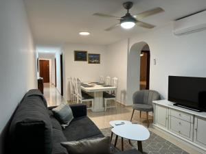 ein Wohnzimmer mit Sofa und Tisch in der Unterkunft Nuevo Acapulco in San Francisco