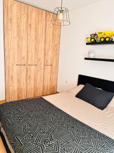 Postel nebo postele na pokoji v ubytování Raya apartment