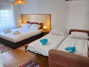 Postel nebo postele na pokoji v ubytování Afiartis Almira Cottage
