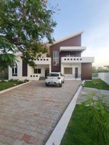 a white car parked in front of a house at Zephyr Home near Pearl Beach in Cheyūr