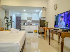 Televisyen dan/atau pusat hiburan di Regency Tanjung Tuan Beach PD by Idealhub