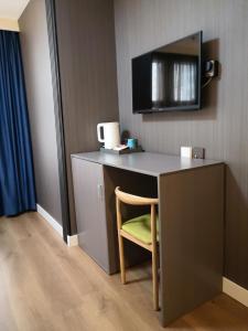 O bucătărie sau chicinetă la Hennessy Hotel
