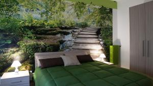 um quarto com uma cama com um rio e árvores em La Finestra Sul Mondo B&B em Roma