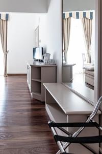 Pokój z biurkiem i krzesłem w obiekcie Boutique Hotel Kaštel w mieście Motovun