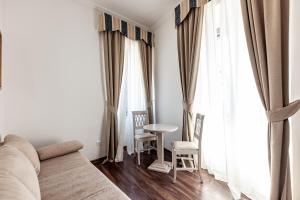 salon z kanapą, stołem i oknami w obiekcie Boutique Hotel Kaštel w mieście Motovun +37 zdjęć