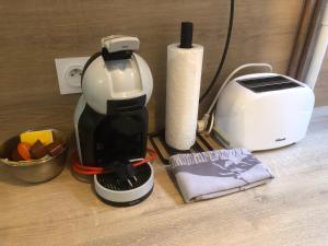 オルレアンにあるLa Fauconnerie Studio de charme au cœur d'Orléansのコーヒーメーカー(トースターの横のカウンターに座る)