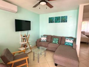 TV a/nebo společenská místnost v ubytování Ocean Breeze Condo