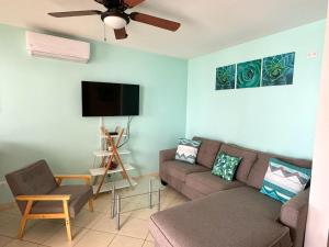 TV a/nebo společenská místnost v ubytování Ocean Breeze Condo