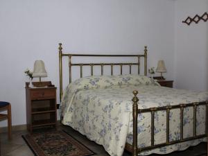 a bedroom with a bed and two night stands with lamps at B&B Edelweiss in Oulx