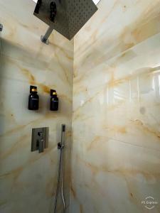 パッソスクロにあるLuxury Apartments Collection Sand Suiteの大理石の壁のバスルームのシャワー +34枚の写真