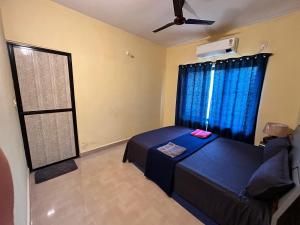 Ένα ή περισσότερα κρεβάτια σε δωμάτιο στο 1bhk studio apartment North Goa