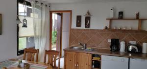 Bungalow Rose في لودين: مطبخ مع حوض وطاولة عمل