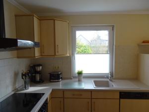 una cucina con un lavandino e una finestra di Ferienwohnung Kienast 1 a Pudagla