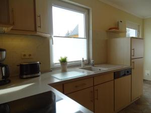 una cucina con un lavandino e una finestra di Ferienwohnung Kienast 1 a Pudagla