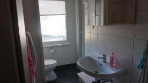 a bathroom with a sink and a toilet at Ferienbungalow in Neuruppin