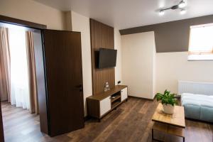 TV a/nebo společenská místnost v ubytování Prime Hotel