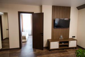 TV a/nebo společenská místnost v ubytování Prime Hotel