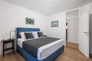 Posteľ alebo postele v izbe v ubytovaní Premium Villa - pool, big garden, seaside town