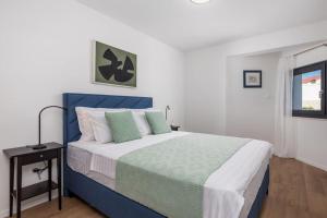 Posteľ alebo postele v izbe v ubytovaní Premium Villa - pool, big garden, seaside town