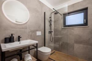 Kúpeľňa v ubytovaní Premium Villa - pool, big garden, seaside town