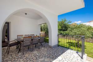 Balkón alebo terasa v ubytovaní Premium Villa - pool, big garden, seaside town + 28 fotografií