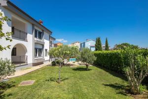 Vonkajšia záhrada v ubytovaní Premium Villa - pool, big garden, seaside town