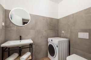 Kúpeľňa v ubytovaní Premium Villa - pool, big garden, seaside town