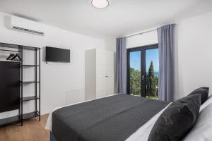 Posteľ alebo postele v izbe v ubytovaní Premium Villa - pool, big garden, seaside town