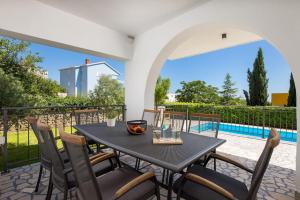 Bazén v ubytovaní Premium Villa - pool, big garden, seaside town alebo v jeho blízkosti