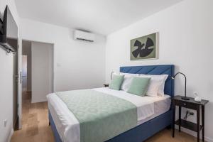 Posteľ alebo postele v izbe v ubytovaní Premium Villa - pool, big garden, seaside town