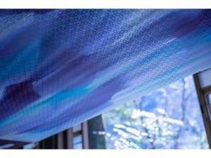 una cortina azul se muestra en una ventana en THE JUNEI HOTEL KYOTO - Vacation STAY 14465v, en Kioto 20 fotos más