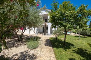 Vonkajšia záhrada v ubytovaní Premium Villa - pool, big garden, seaside town